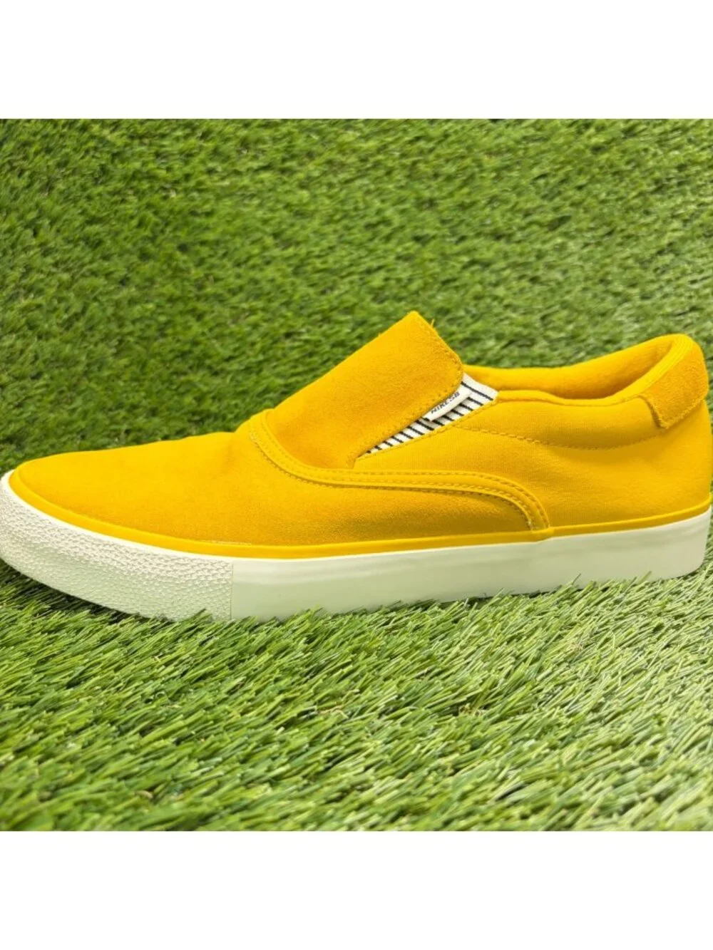 Nike SB Zoom Verona Slip Premium Mens Size 9.5 Yellow Athletic Shoes Sneakers